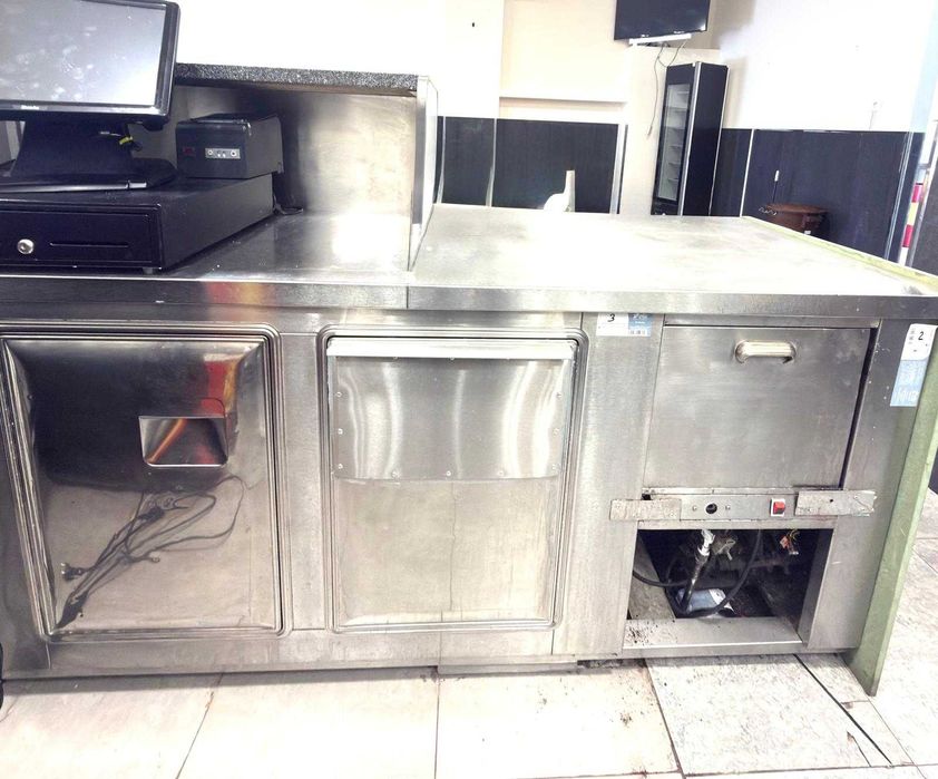 Recheio Completo de Café/Snack-Bar com Maquinário e Mobiliário