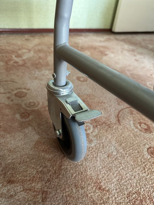 Крісло каталка з санітарним оснащенням, крісло-туалет Ridni