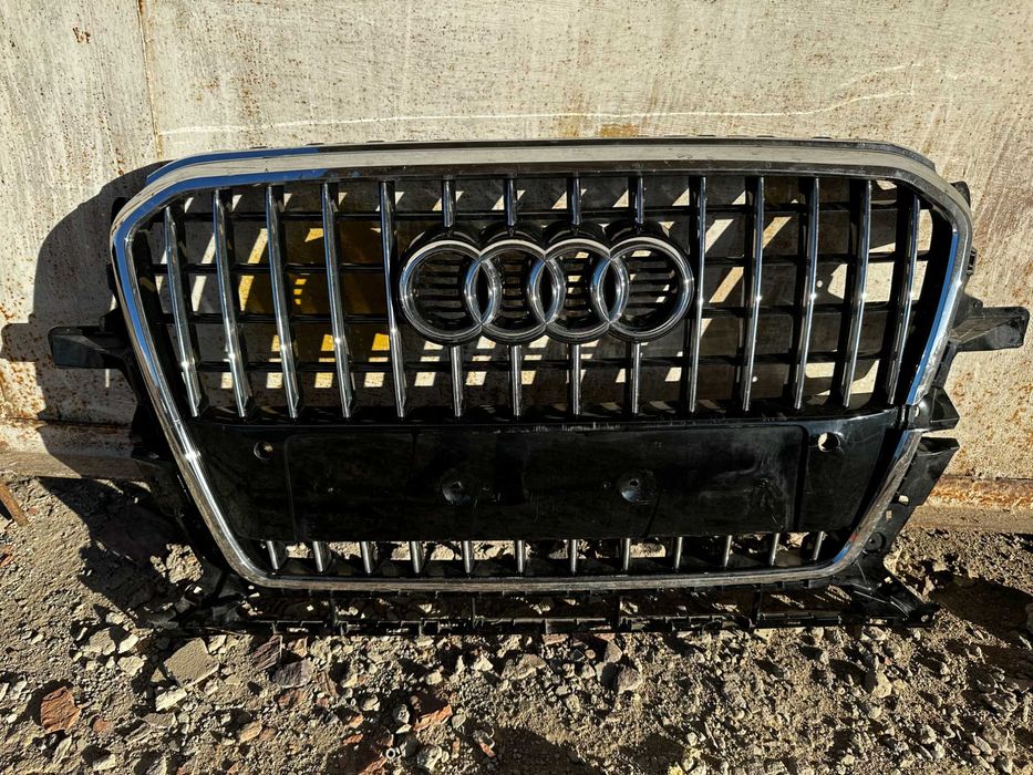 Решітка радіатора Audi Q5 8R 13-17 емблема 8R0853651S оригінал