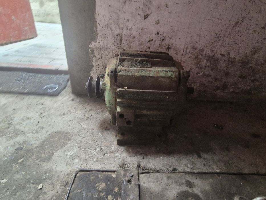 Продам січкарню з мотором.