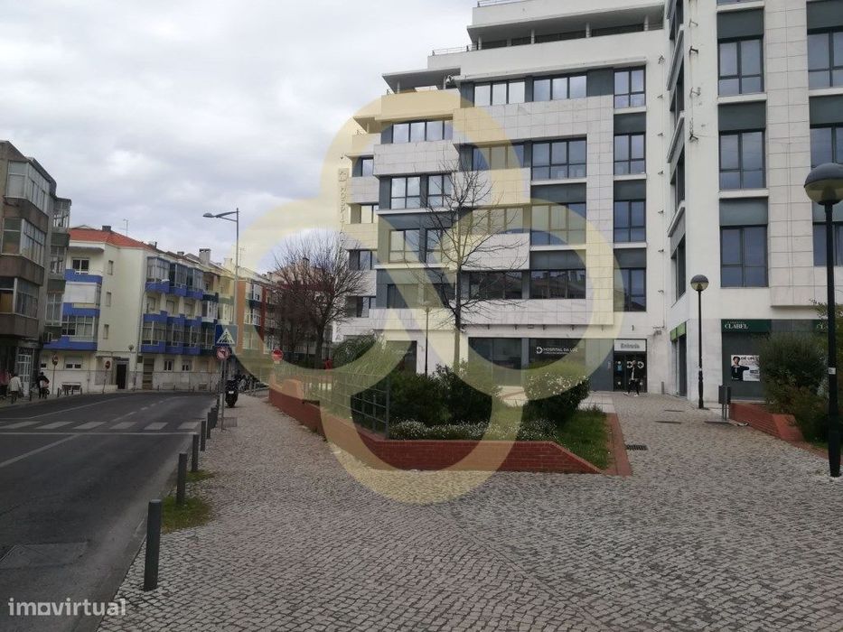 Shop opposite Hospital LUZ, Amadora