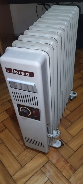 Aquecedor a óleo 10 elementos em bom estado e com rodas.Para aquecer pequeno ou médio.depois de desligado ainda mantém o calor durante muito tempo