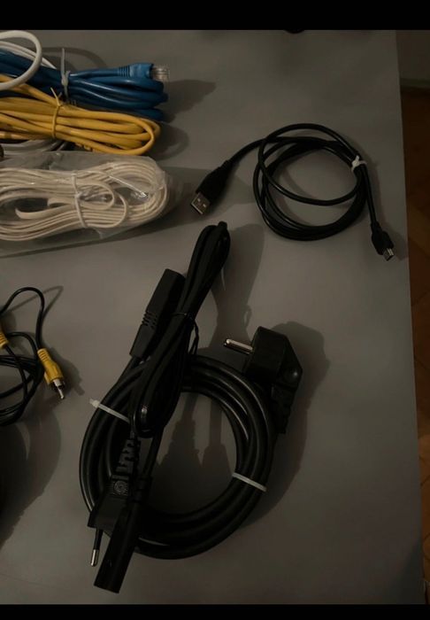Karton różnych kabli - zasilające, usb, telefoniczne, interntowe