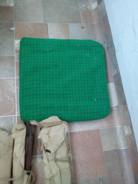 Новый стул,без сидушки.