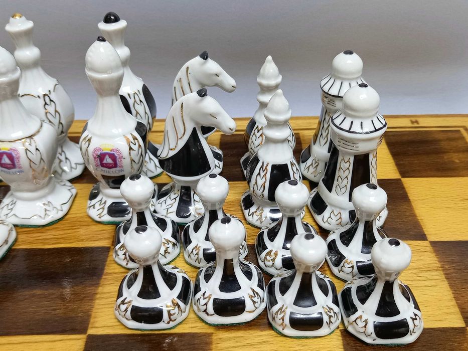 Porcelanowe szachy, Ćmielów