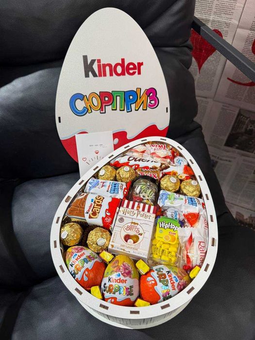 Подарунок до дня Валентина, солодощі в боксі Кіндер Сюрприз