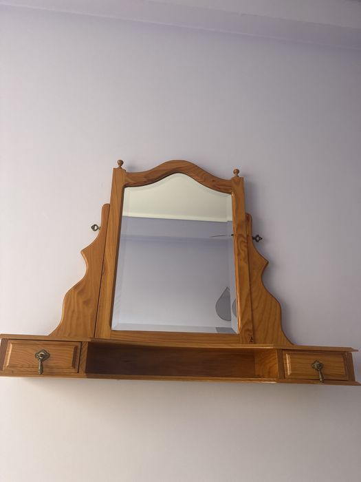 Cama, cabeceiras, colchão, espelho