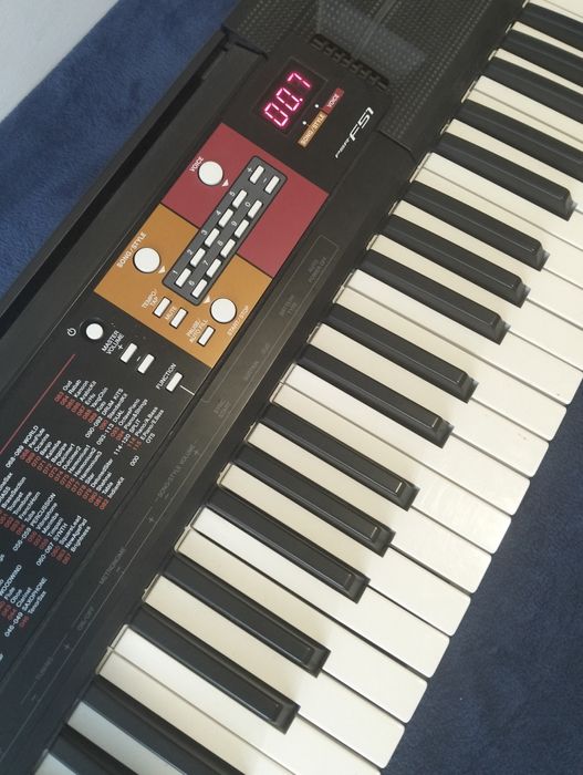 Teclado YAMAHA com adaptador incluso