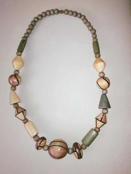 Colares artesanais em madeira. Novos!!!