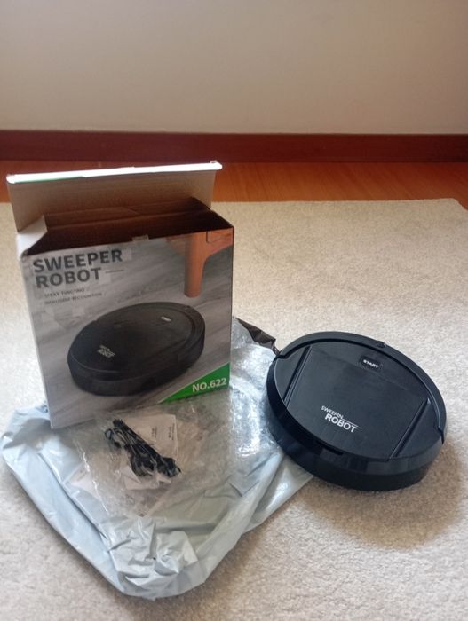 Aspirador robô, smartwatch e headphones