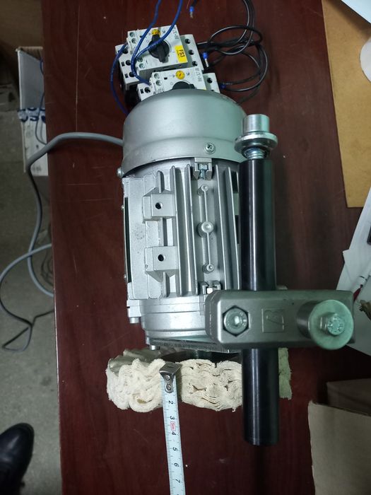 Вузол поліровки кромочного верстату. Двигуни електричні