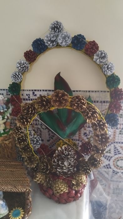 Artesanato de pinhas decorativas