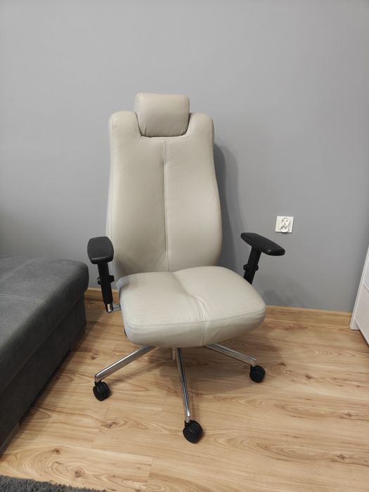 Fotel gamingowy premium ze skóry naturalnej – komfort i styl