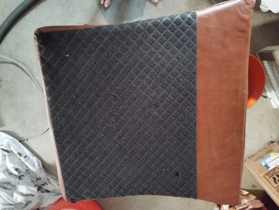 Almofada de pele castanha 15 euros - Nova