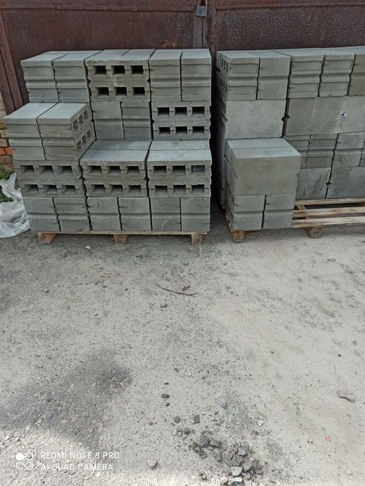 Шлакоблок  заборний та стіновий усилений із бетону . Колотий блок.