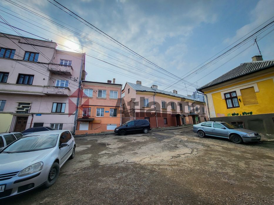 Багатоцільова комерція на Турецькій площі.