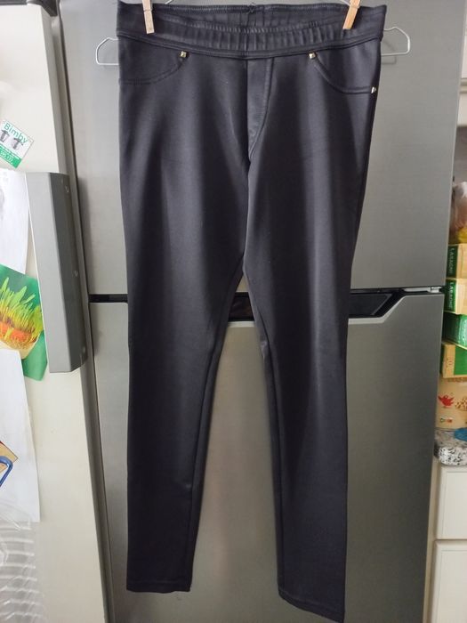 Calças pretas em poliester e spandex com metais