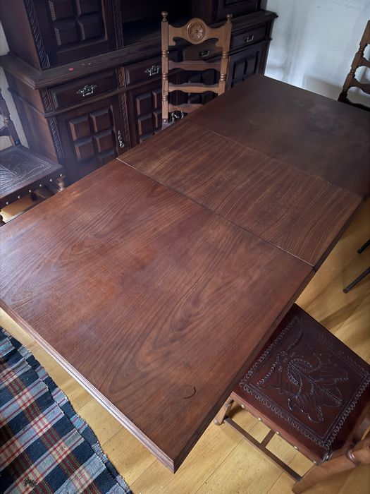 Conjunto de mesa com 8 cadeiras