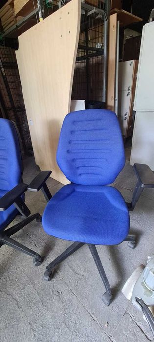 Fotel biurowy obrotowy niebieski