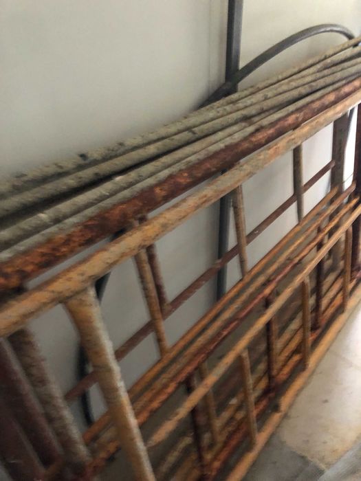 Peças de andaime tradicional em bom estado.