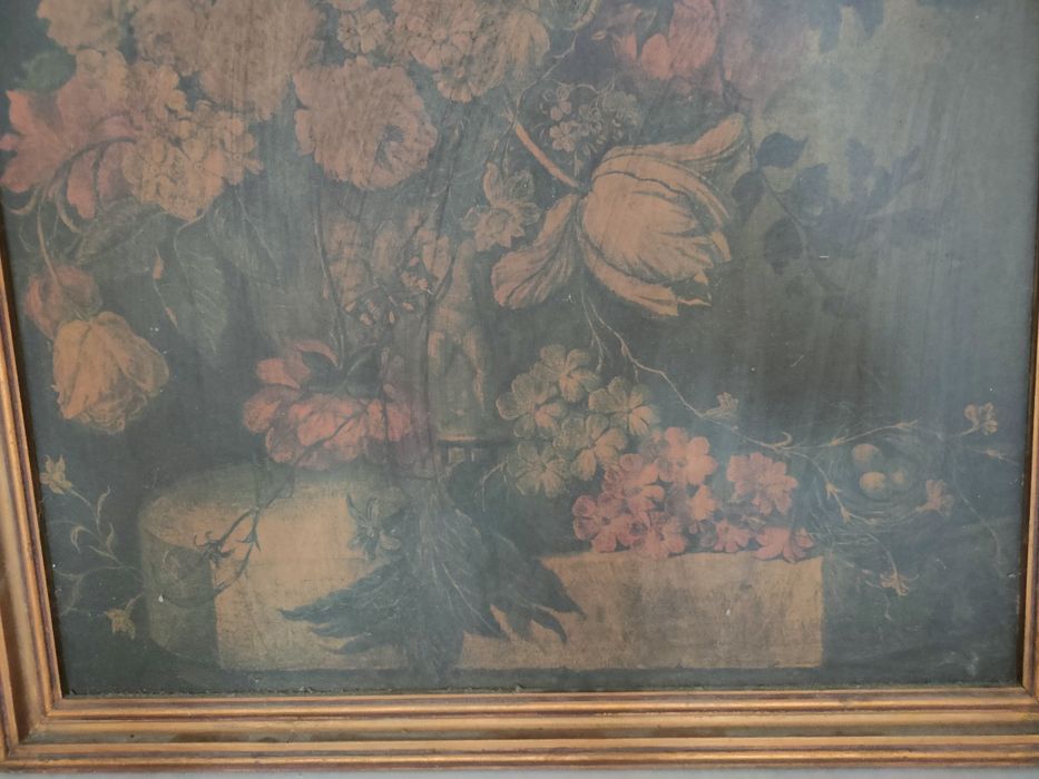 Quadro antigo com tema floral.