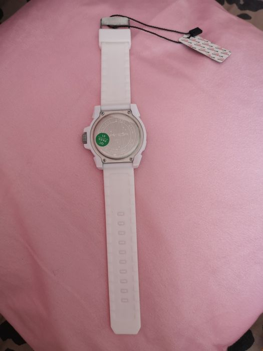 Biały nowy zegarek z dużą tarczą na gumowej bransoletce