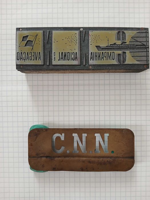 Crachats esmalte e outros da C. Nacional Navegação e C. Colonial Navegação