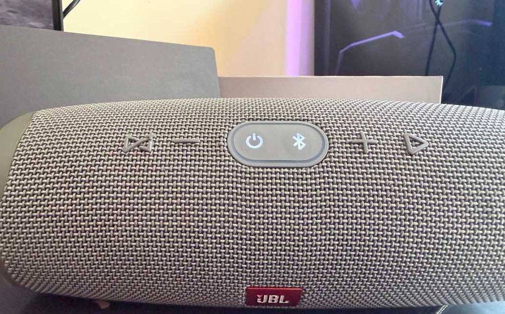 Coluna Bluetooth JBL Charge 4 (Cinza) – Como Nova, Com Caixa e Acessórios