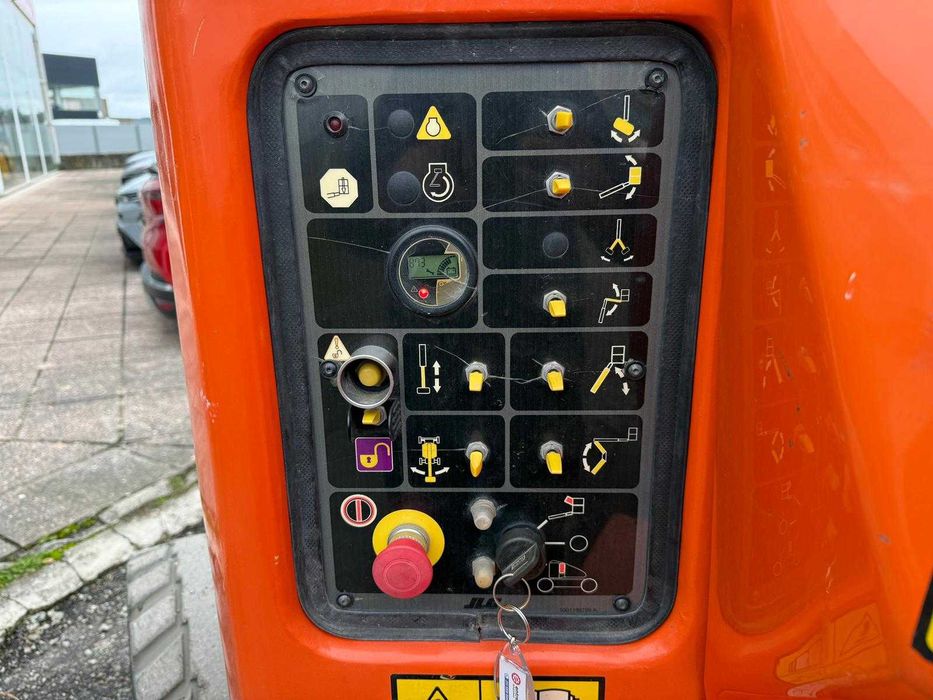 PLATAFORMA ARTICULADA JLG