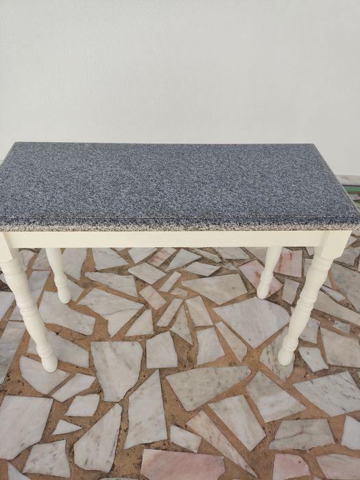 Mesa com tampo de granito