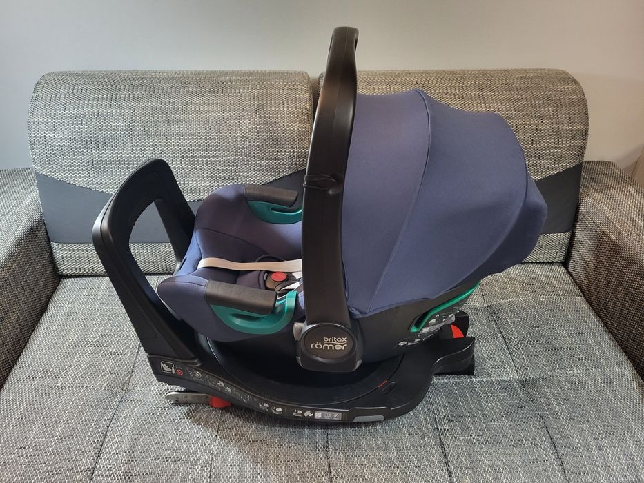 Britax Romer 
britax
römerrömer
with FLEX BASE
iSENSE BR Indigo Bluew