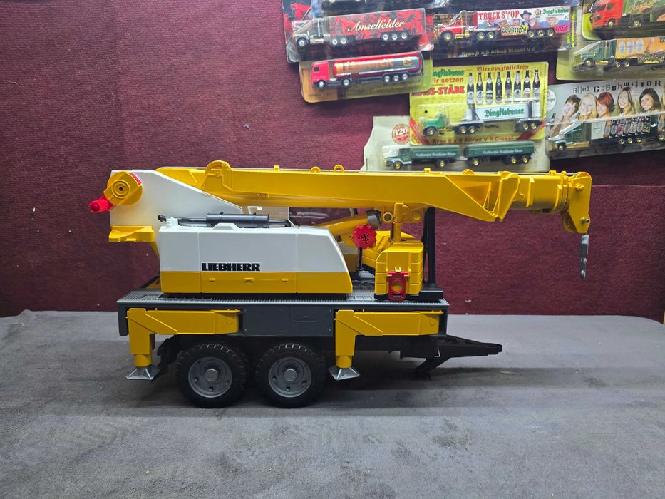 Bruder dźwig Liebherr na przyczepie do traktorów