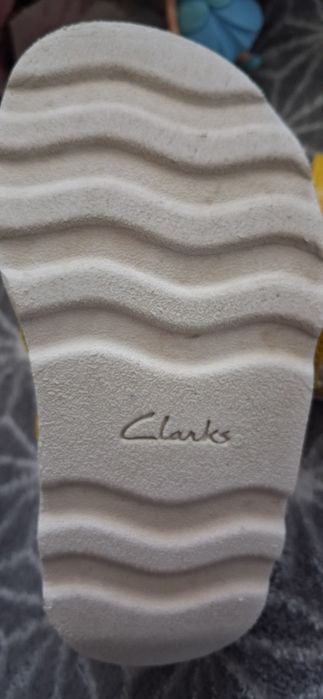 Sandałki dziewczęce marki Clarks.