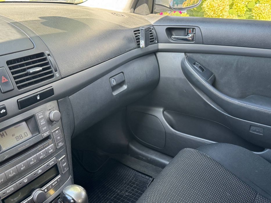Продам власну автівку Toyota Avensis