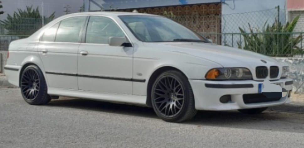 BMW 535i..........
- equipada com um motor V8 gasolina
- revisão feita