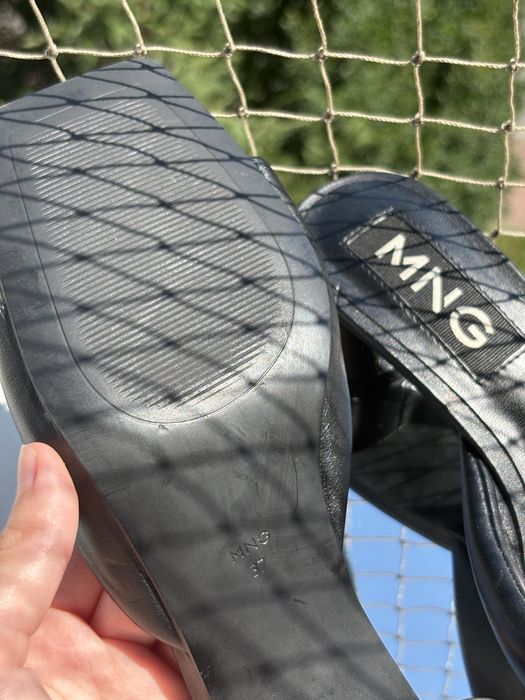 Czarne Klapki MNG Mango na Słupku Rozmiar 37 – Stan Idealny!