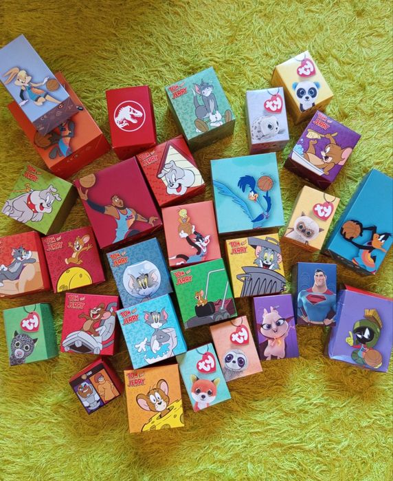 Vários brinquedos MacDonald