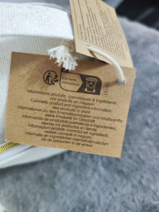 Nécessaire bege com brilho da Yves Rocher