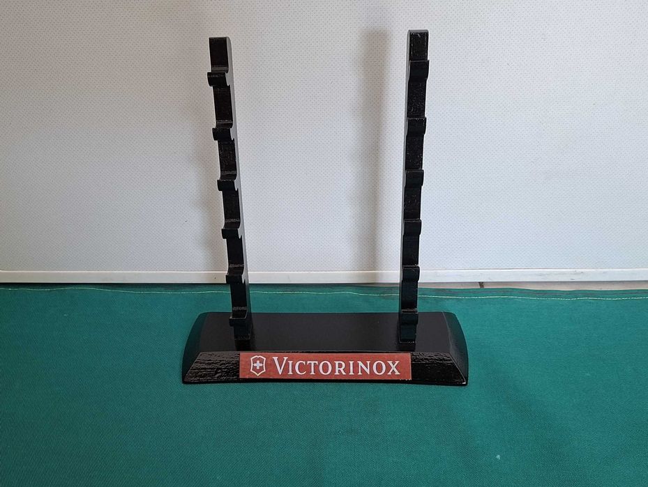 Expositor artesanal para Canivetes / Navalhas Victorinox - preto