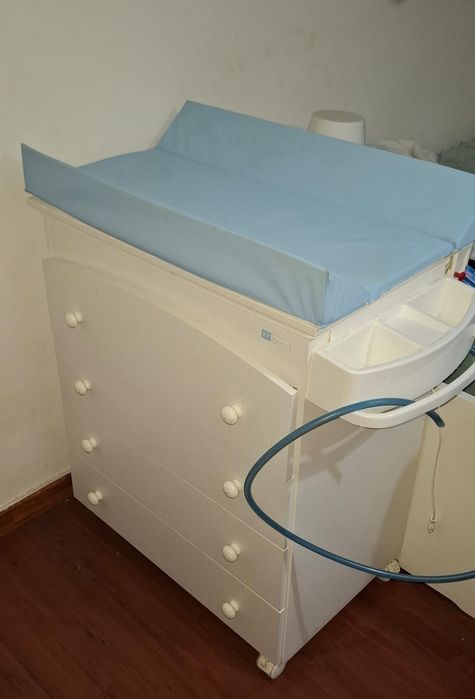Vendo cômoda de bebê com banheira e muda fraldas