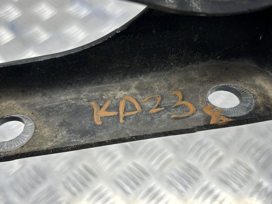 Петля капота правая 561823302 для Volkswagen Passat B7