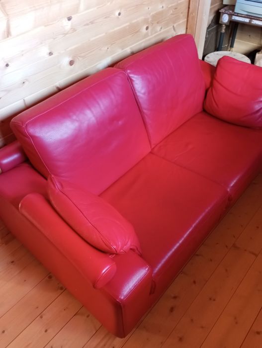 Sofá em pele vermelho