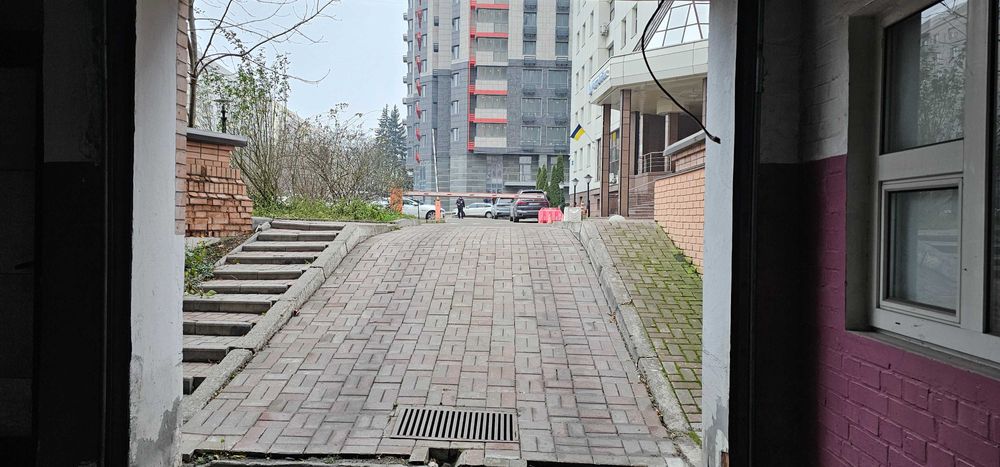 Продаю паркомісце Коновальця