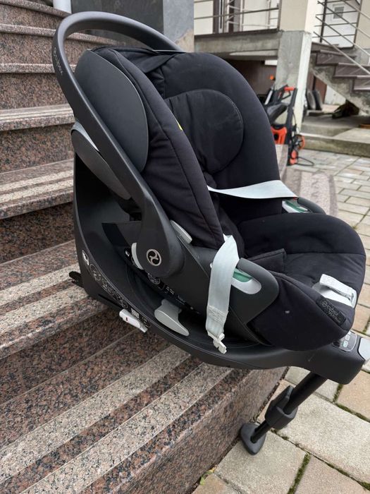 Продається дитяче крісло з базою сайбекс