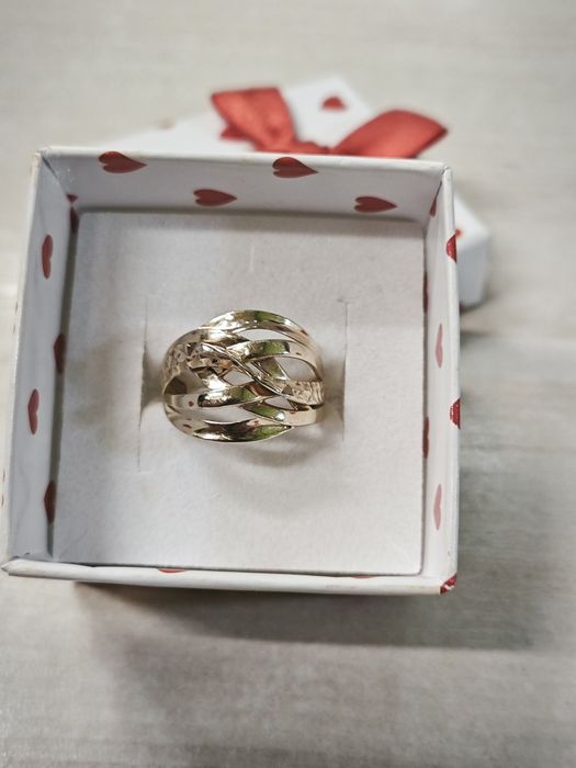 Złoty pierścionek przeplatany diamentowany pr585