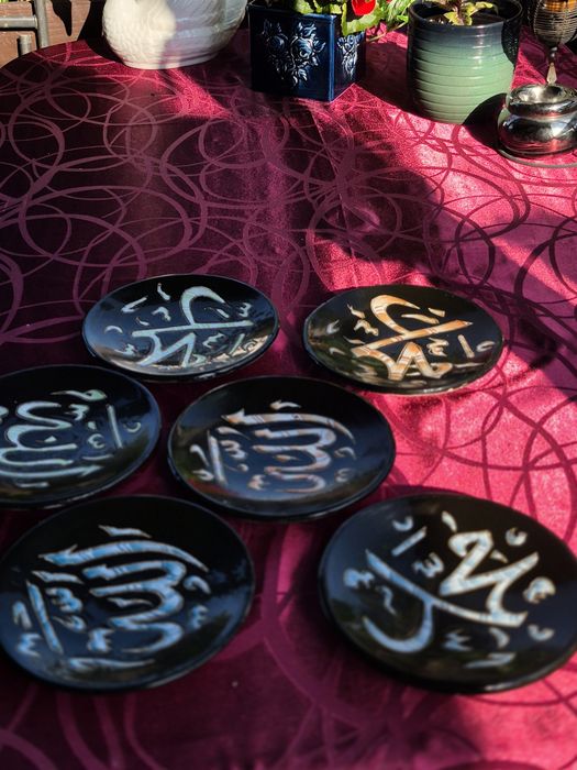 Talerze z kaligrafią arabską 6szt