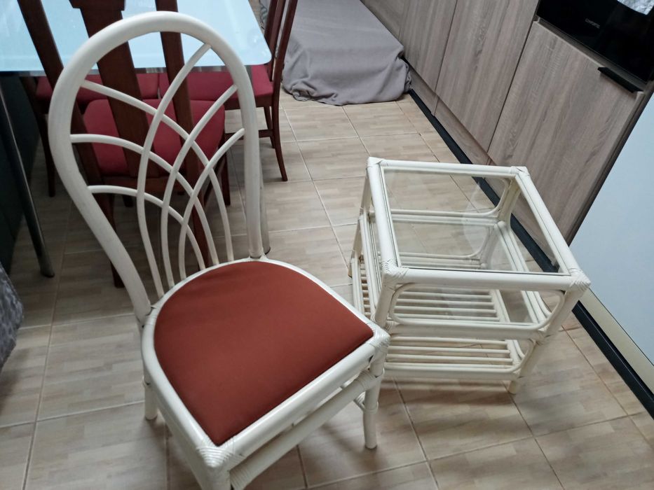 Mesinha e cadeira antigas mas em ótimo Estado