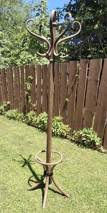 Stary drewniany stojący wieszak