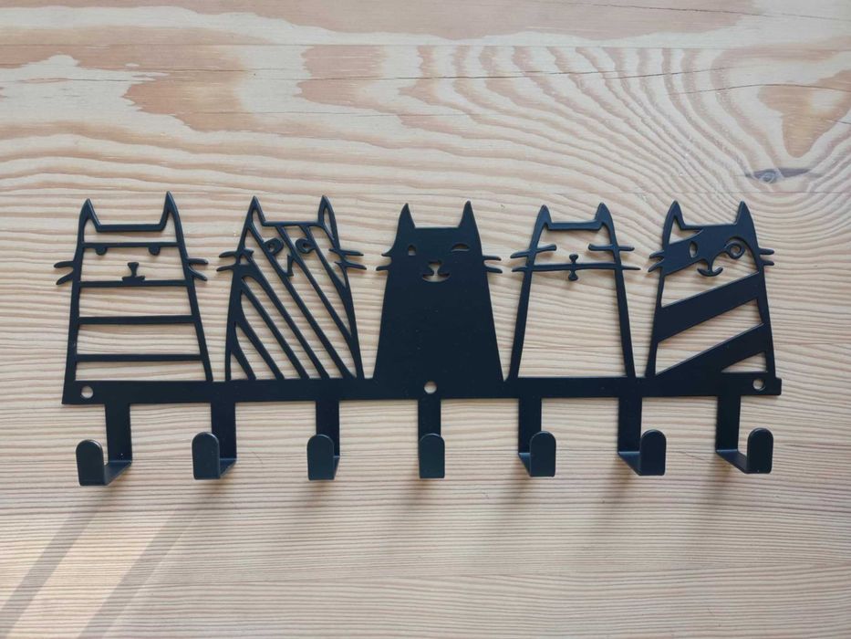 Metalowy wieszak z kotkami uroczy i praktyczny