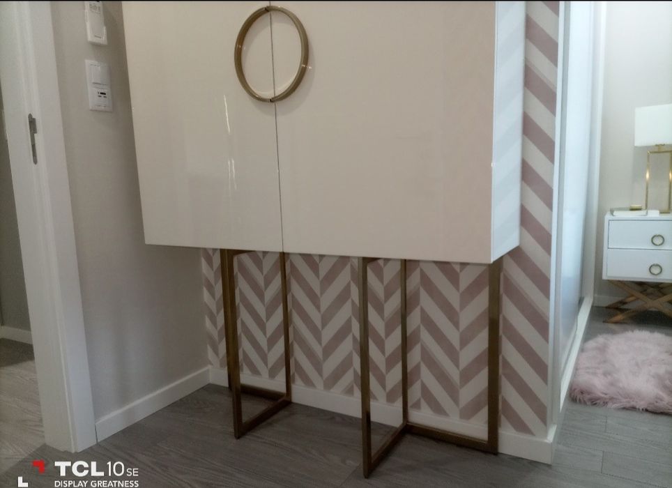 Armário Bege com pés inox dourado